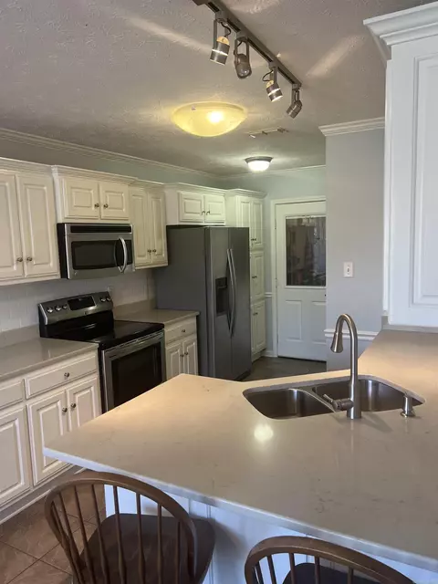 Kitchen - 470 Nottingham Cir, Cabot, AR 72023 photo 7 of 8