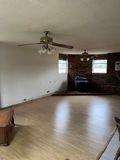 Living - 1231 Barranger Rd, Bismarck, AR 71929 photo 2 of 2