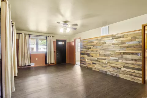 Living - 412 Elm St, Augusta, AR 72006 photo 2 of 6