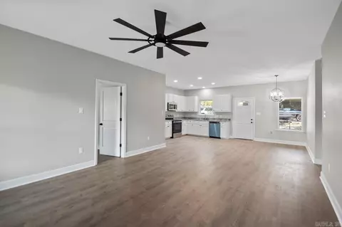 910 Thelma, Benton, AR 72015 photo 4