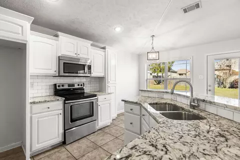 Kitchen - 42 Bryson Dr, Ward, AR 72176 photo 2 of 2
