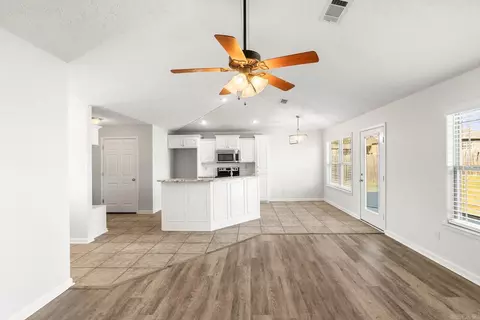 Living - 42 Bryson Dr, Ward, AR 72176 photo 2 of 5