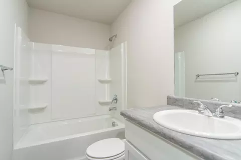 Bath - 1302 Springvine Dr, Searcy, AR 72143 photo 1 of 4