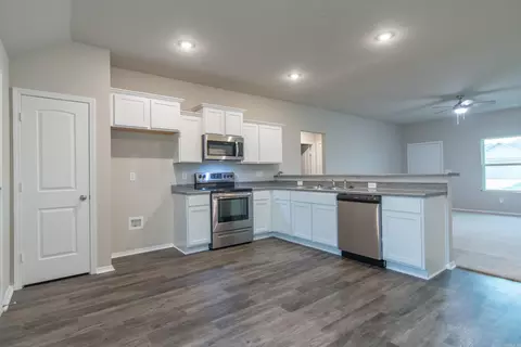 Kitchen - 1302 Springvine Dr, Searcy, AR 72143 photo 2 of 5