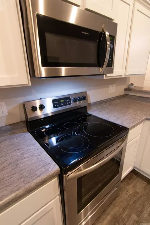 Kitchen - 1302 Springvine Dr, Searcy, AR 72143 photo 4 of 5