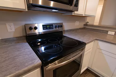 Kitchen - 1302 Springvine Dr, Searcy, AR 72143 photo 3 of 5