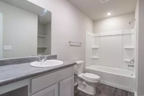 Bath - 1302 Springvine Dr, Searcy, AR 72143 photo 2 of 4