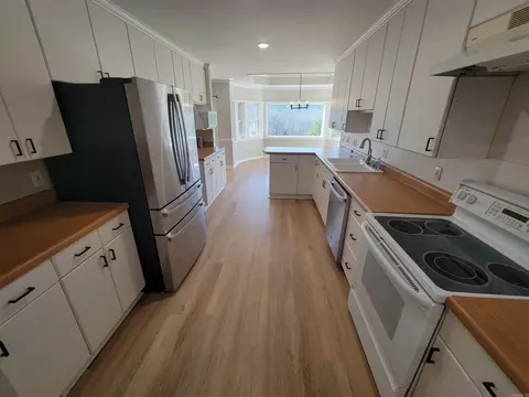 Kitchen - 511 Round Mtn, Conway, AR 72034 photo 1 of 2