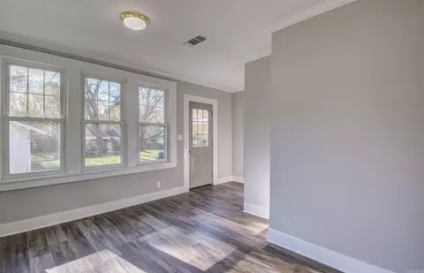 Entry Way - 320 E Cedar St, Warren, AR 71671 photo 4 of 6