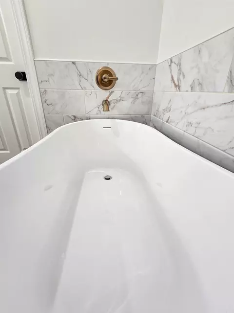 Bath - 207 Cypress St, Marked Tree, AR 72365 photo 4 of 7