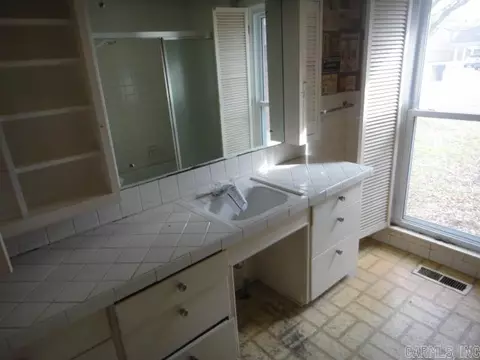 Bath - 418 Dial Cir, Brinkley, AR 72021 photo 2 of 3