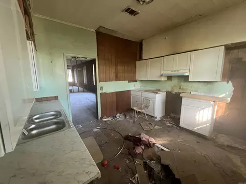 906 W 15th Ave, Pine Bluff, AR 71601 photo 3