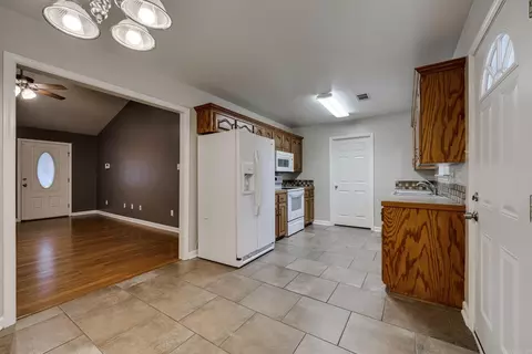 Entry Way - 416 N Beech St, Beebe, AR 72012 photo 2 of 2