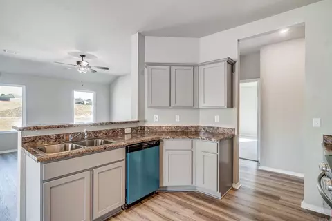 Kitchen - 6056 Croft Ave, Benton, AR 72019 photo 3 of 4