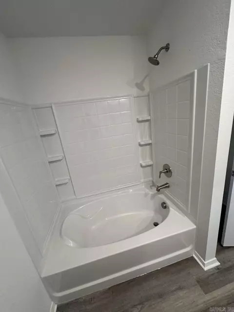 Bath - 6040 Croft Ave, Benton, AR 72019 photo 3 of 3