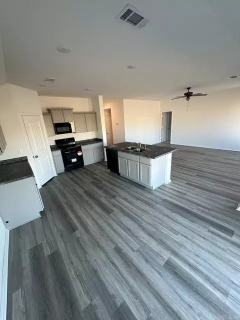 Kitchen - 6040 Croft Ave, Benton, AR 72019 photo 3 of 3