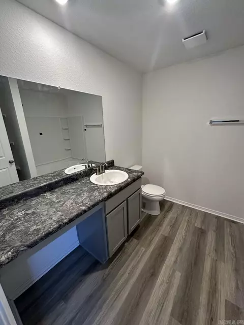 Bath - 6040 Croft Ave, Benton, AR 72019 photo 2 of 3