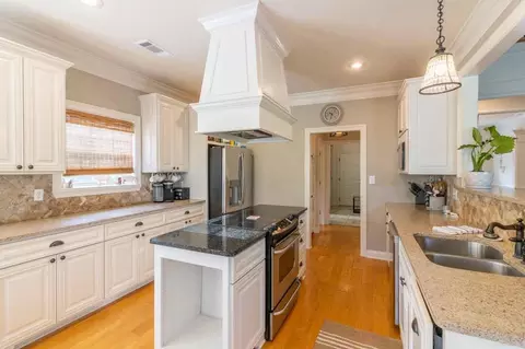 Kitchen - 407 Greystone Blvd, Cabot, AR 72023 photo 2 of 5