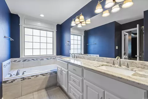 Bath - 424 Sunshine Ln, Redfield, AR 72132 photo 1 of 4