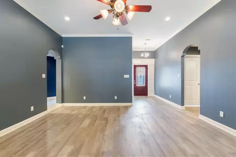 Living - 424 Sunshine Ln, Redfield, AR 72132 photo 4 of 7