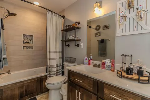 Bath - 210 Stacy Dr, Paragould, AR 72450 photo 2 of 3