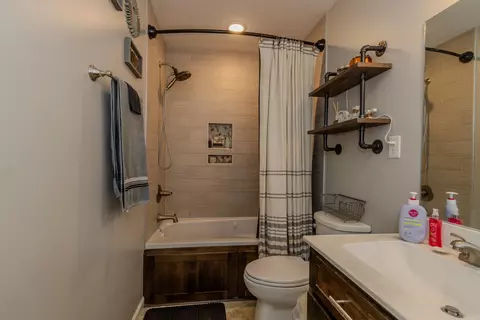 Bath - 210 Stacy Dr, Paragould, AR 72450 photo 3 of 3