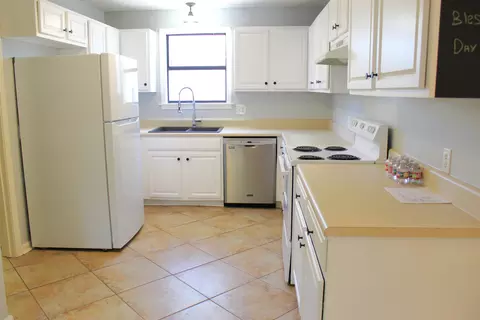 Kitchen - 4240 Edgemont Rd, Quitman, AR 72131 photo 1 of 3