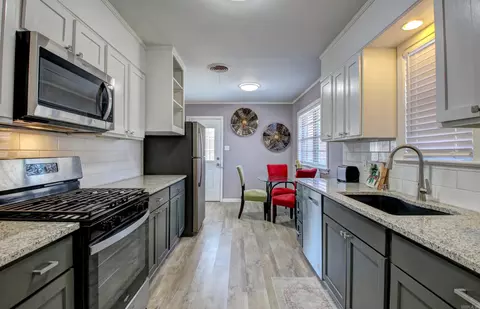 Kitchen - 2306 W 38th Ave, Pine Bluff, AR 71603 photo 4 of 5
