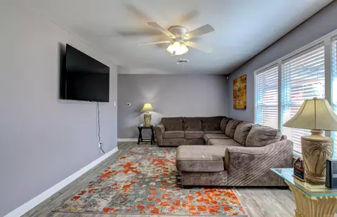 Living - 2306 W 38th Ave, Pine Bluff, AR 71603 photo 3 of 4