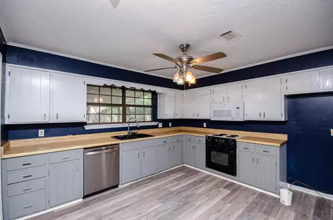 Kitchen - 19 Morningside Dr, Conway, AR 72034 photo 2 of 4