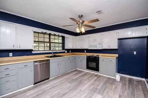 Kitchen - 19 Morningside Dr, Conway, AR 72034 photo 4 of 4