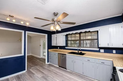 Kitchen - 19 Morningside Dr, Conway, AR 72034 photo 3 of 4