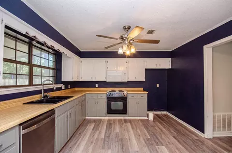 Kitchen - 19 Morningside Dr, Conway, AR 72034 photo 1 of 4