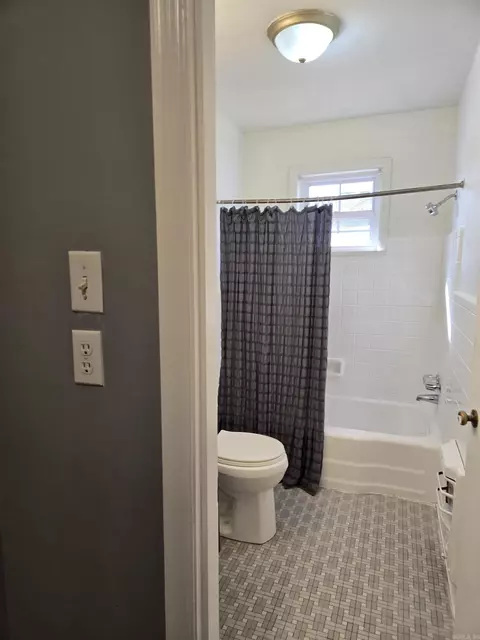 Bath - 402 W 15th Ave, Pine Bluff, AR 71601 photo 1 of 1