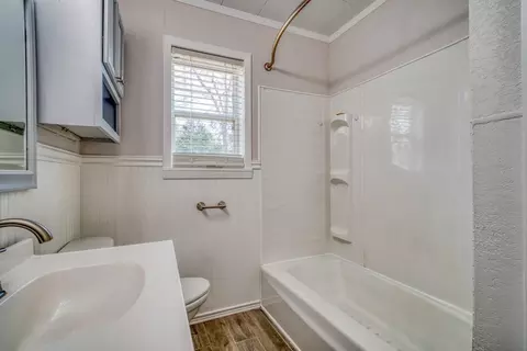 Bath - 220 W 6th, Rector, AR 72461 photo 2 of 3