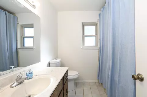 Bath - 1100 Smithers Dr, Benton, AR 72015 photo 2 of 4