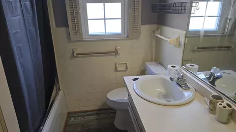 Bath - 404 Miller St, Marked Tree, AR 72365 photo 3 of 3