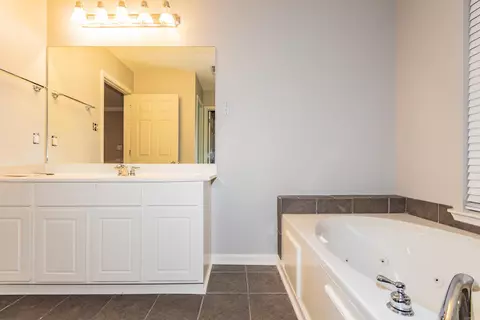 Bath - 1035 Skyline Dr, Alexander, AR 72002 photo 2 of 3