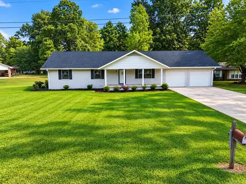 1017 Homecrest Dr, Piggott, AR 72454