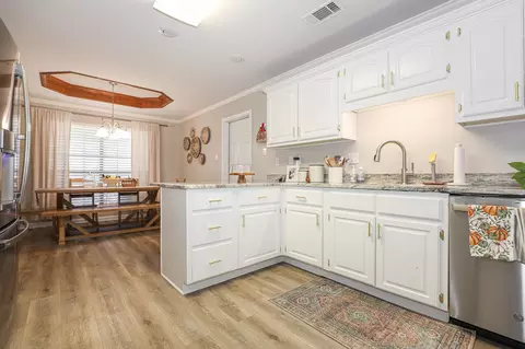 Kitchen - 2605 Eagle Run Dr, Benton, AR 72015 photo 4 of 4