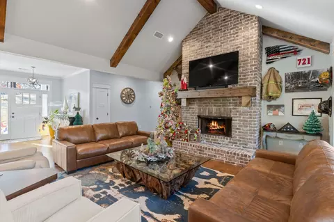 Living - 1344 Vanderbuilt Dr, Benton, AR 72019 photo 3 of 4