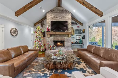 Living - 1344 Vanderbuilt Dr, Benton, AR 72019 photo 2 of 4