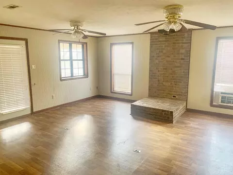 Living - 3 Julner St, Searcy, AR 72143 photo 3 of 4