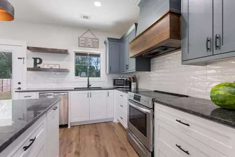 Kitchen - 2 Dandelion Dr, Greenbrier, AR 72058 photo 6 of 6