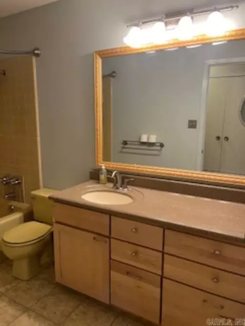 Bath - 5806 Gwen Ln, Pine Bluff, AR 71603 photo 2 of 3