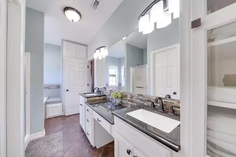 Bath - 363 Crooked Rd, De Queen, AR 71832 photo 7 of 8