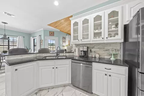 Kitchen - 363 Crooked Rd, De Queen, AR 71832 photo 3 of 4