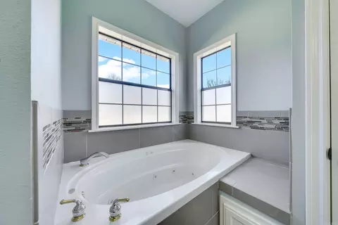 Bath - 363 Crooked Rd, De Queen, AR 71832 photo 5 of 8