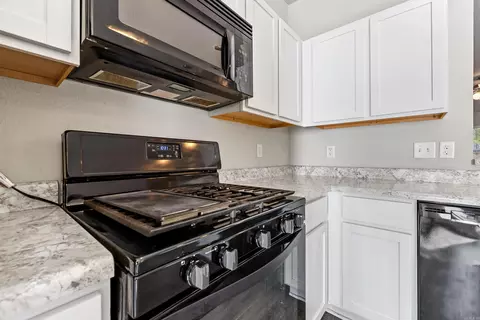Kitchen - 1001 Meadows Edge, Alexander, AR 72002 photo 4 of 4