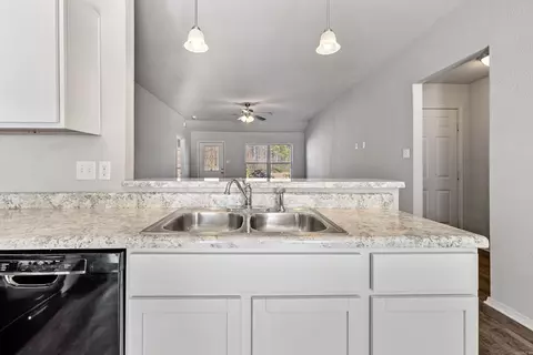 Kitchen - 1001 Meadows Edge, Alexander, AR 72002 photo 3 of 4